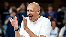 Trenér �eských basketbalist� Lubo� Barto� slaví výhru nad Estonskem.
