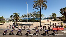 Stáj Picnic PostNL i s �eským cyklistou Pavlem Bittnerem na trati týmové...
