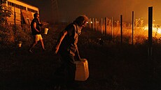 Ohe� v oblasti Oreokastro zachvátil n�kolik podnik� a p�inutil ú�ady k evakuaci...