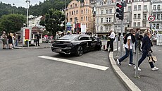 Luxusní BMW �ady 7 najelo u Divadelního nám�stí v Karlových Varech na výsuvný...