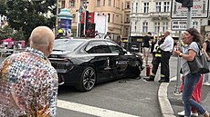Luxusní BMW �ady 7 najelo u Divadelního nám�stí v Karlových Varech na výsuvný...