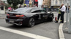 Luxusní BMW �ady 7 najelo u Divadelního nám�stí v Karlových Varech na výsuvný...