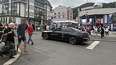 Luxusní BMW �ady 7 najelo u Divadelního nám�stí v Karlových Varech na výsuvný...