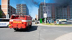 Hasi�i bojují s po�árem budovy v bývalém ba�ovském areálu. (9. �ervence 2026)