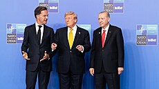 Líd�i na summitu NATO v turecké Anka�e. Mark Rutte, Recep Tayyip Erdogan,...