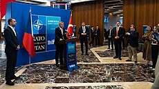 Tisková konference premiéra Andreje Babi�e na summitu NATO v turecké Anka�e....