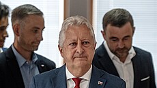 Ministr obrany Jaromír Z�na p�ed odletem �eské delegace na summit NATO v Anka�e...