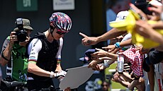 Tadej Poga�ar dorazil na start 5. etapy Tour do Lannemezan v chladící vest� a...