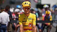 Torstein Träen si pro sv�j první den ve �lutém dresu sladil i obrou�ky brýlí a...