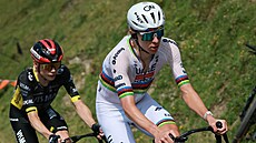 JE�T� SPOLU. Moment p�i stoupání na Tourmalet, kdy byl Jonas Vingegaard je�t�...