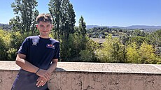 Pavel Bittner si z terasy týmového hotelu m��e u�ívat výhled na vysíla� Torre...
