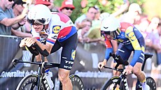 Mathias Vacek táhne Juana Ayusa do cíle týmové �asovky na Tour de France.