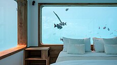 Podvodní pokoj Underwater Room v resortu The Manta Resort je unikátní ubytování...