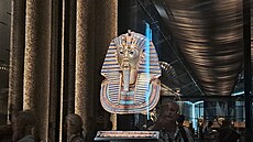 Zlatá posmrtná maska faraona Tutanchamona ve Velkém egyptském muzeu.