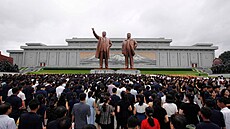 Lidé vzdávají úctu sochám bývalých v�dc� Kim Ir-sena a Kim �ong-ila v...