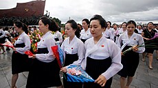 Lidé vzdávají úctu sochám bývalých v�dc� Kim Ir-sena a Kim �ong-ila v...