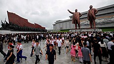 Lidé vzdávají úctu sochám bývalých v�dc� Kim Ir-sena a Kim �ong-ila v...