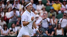 Karolína Muchová se raduje z vít�zství ve druhém kole Wimbledonu.