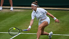 Karolína Muchová sp�chá za balonkem ve druhém kole Wimbledonu.