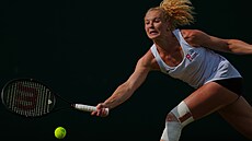Kate�ina Siniaková se natahuje po balonku ve druhém kole Wimbledonu.