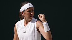 Nikola Bart��ková se raduje ze získané vým�ny b�hem druhého kola Wimbledonu.