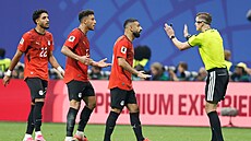 Rozhod�í Francois Letexier diskutuje s egyptskými fotbalisty.