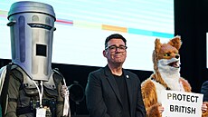 Britský labouristický politik Andy Burnham spolu s kandidátem Binfacem (vlevo)...