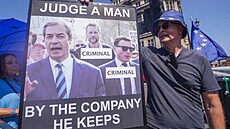 P�ed britskými dopl�ovacími volbami se ve Westminsteru se�li odp�rci...