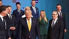 Sv�toví líd�i na summitu NATO v Anka�e. Mezi nimi americký prezident Donald...