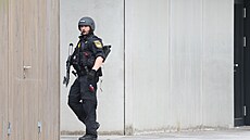 N�mecká policie zasahuje na gymnáziu ve m�st� Schongau, kde úto�il...