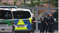 N�mecká policie zasahuje na gymnáziu ve m�st� Schongau, kde úto�il...