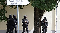 N�mecká policie zasahuje na gymnáziu ve m�st� Schongau, kde úto�il...