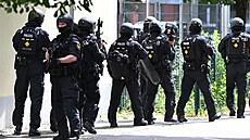N�mecká policie zasahuje na gymnáziu ve m�st� Schongau, kde úto�il...