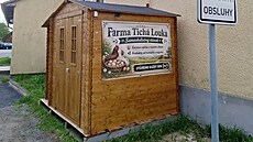 Farmá�i postavili stánek na náves v Zábo�í. Nabízejí v n�m domácí vejce, masné...