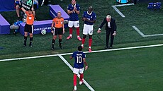 Francouzský trenér Didier Deschamps se klaní st�ídanému Kylianu Mbappému v...