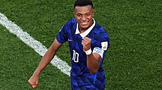 Francouzský kapitán Kylian Mbappé se raduje z gólu v osmifinále MS proti...