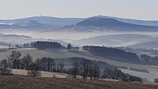 Pohled na Kru�né hory s nejvy��ími saskými vrcholy Fichtelberg a Keilberg