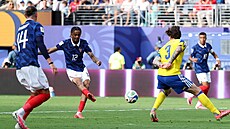 Francouz Bradley Barcola st�ílí gól v zápase proti �védsku