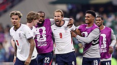Harry Kane slaví spolu s anglickými spoluhrá�i vít�zství nad Mexikem