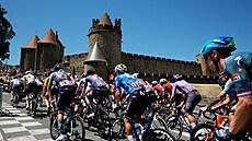 Peloton v Carcassonne na startu �tvrté etapy Tour de France