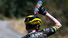 Per Strand Hagenes z Vismy se ochlazuje b�hem �tvrté etapy Tour de France