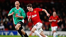 Gabriel Muresan z Klu�e (vlevo) a Nick Powell z Manchesteru United v souboji o...
