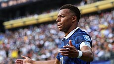 Francouz Kylian Mbappé slaví vít�zství a dva góly v zápase proti �védsku