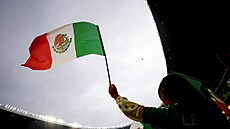 Mexi�tí fanou�ci �ekají na výkop utkání své reprezentace proti Anglii