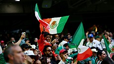 Mexi�tí fanou�ci �ekají na výkop utkání své reprezentace proti Anglii