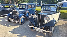 Dva vozy klasické koncepce: vlevo �eskoslovenská Praga Piccolo z roku 1930,...