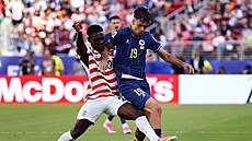 Souboj o balon mezi americkým úto�níkem Folarinem Balogunem (vlevo) a Kerimem...
