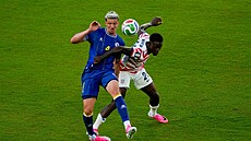 Faul Folarina Baloguna (vpravo) na Tarika Muharemovi�e, za co� americký úto�ník...