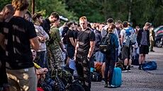Studenti u kasáren 22. základny vrtulníkového letectva p�ed za�átkem...