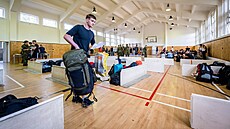 Ú�astník p�i registraci k dobrovolnému vojenskému cvi�ení pro studenty...
